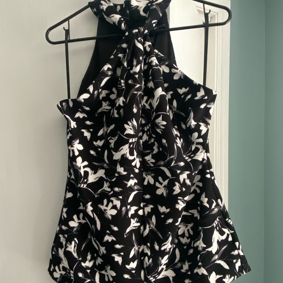 Beautiful whitehouse blackmarket halter top - Picture 7 of 9